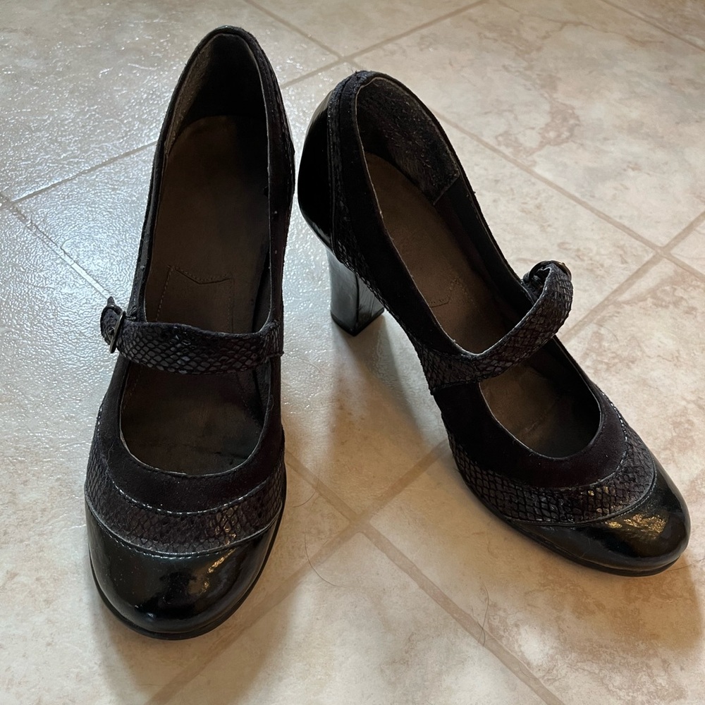 A2 by Aerosoles black pumps